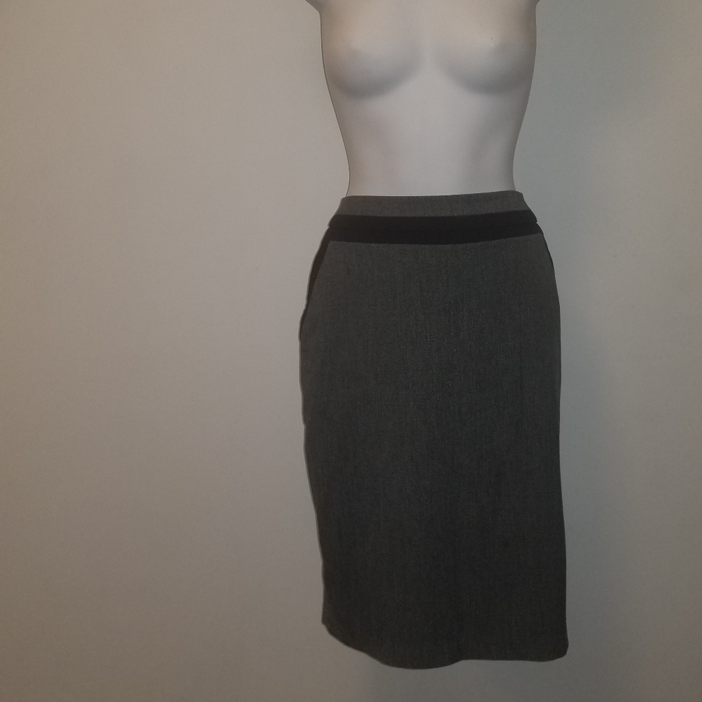 DE Collection gray & black lined skirt SZ Medium Excellent Condition